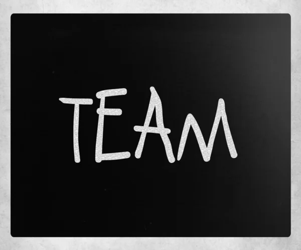 단어 "팀" 칠판에 흰색 분필로 필기 — 스톡 사진