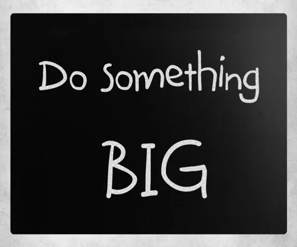 "Haz algo grande "escrito a mano con tiza blanca en una pizarra — Foto de Stock