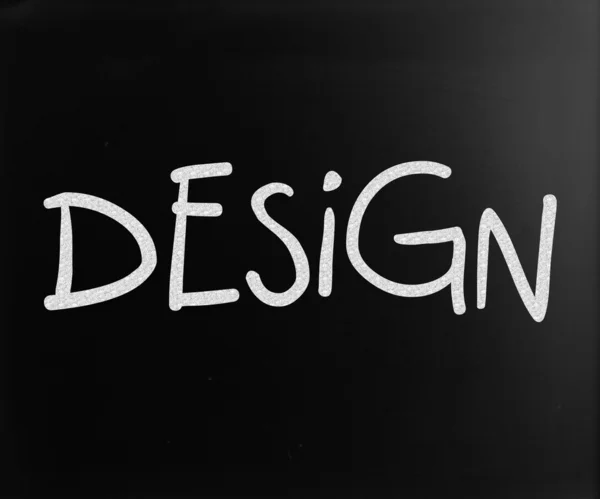 Le mot "Design" écrit à la main à la craie blanche sur un tableau noir — Photo