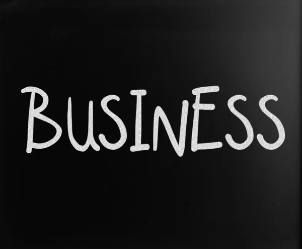 単語を黒板に白いチョークで手書きの「ビジネス」 — ストック写真