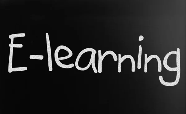 단어 "e-학습"는 blackboa에 흰색 분필로 필기 — 스톡 사진