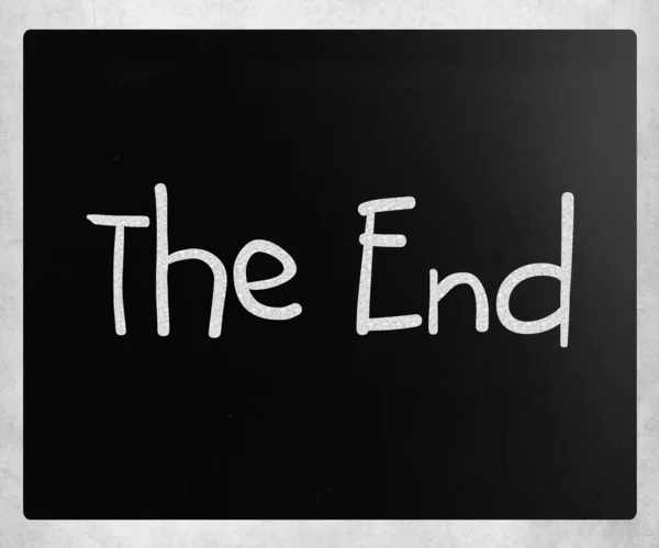 "黒板に白いチョークで手書きの「終わり」 — ストック写真