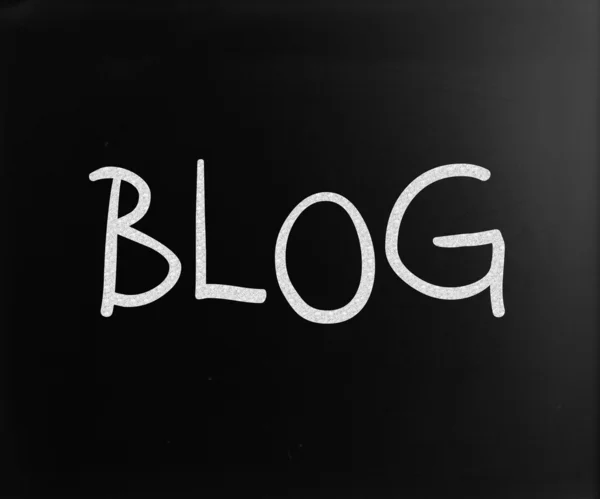 "Blogg "handskriven med vit krita på en svart tavla — Stockfoto