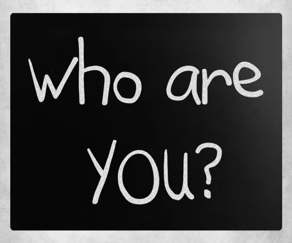 "Kdo jsi "vlastnoručně psaný bílou křídou na tabuli — Stock fotografie