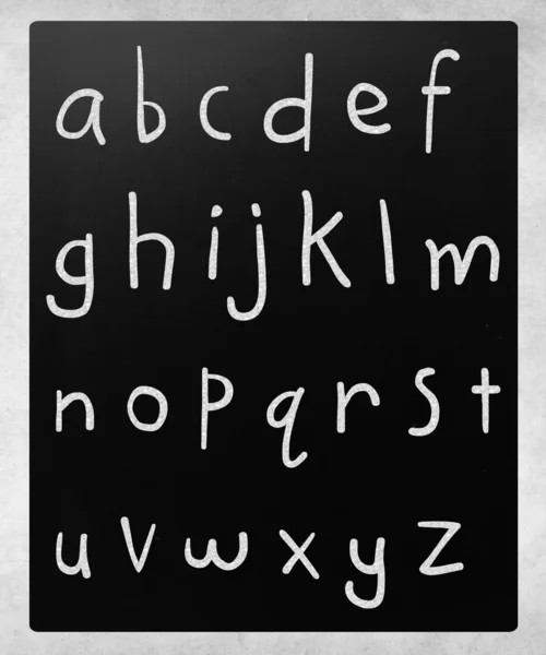 Alfabeto inglese completo scritto a mano con gesso bianco su un blac — Foto Stock