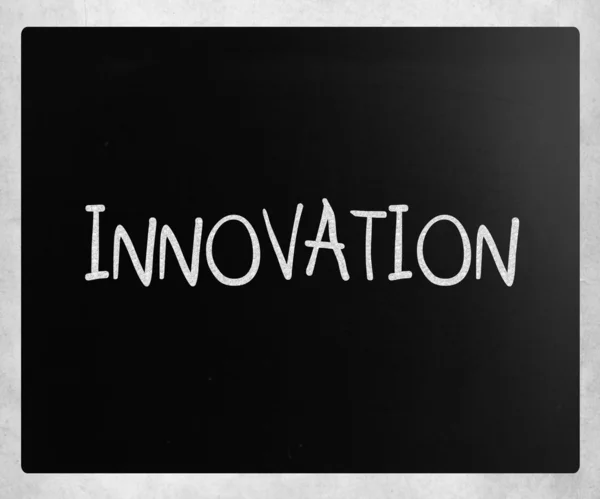 "Innovation "handgeschrieben mit weißer Kreide auf einer Tafel — Stockfoto