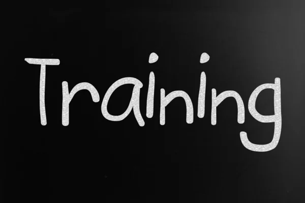 Слово "тренировка" написано от руки с белым мелом на доске — стоковое фото