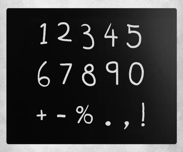 "Αριθμοί "χειρόγραφοι με λευκή κιμωλία σε έναν μαυροπίνακα — Φωτογραφία Αρχείου