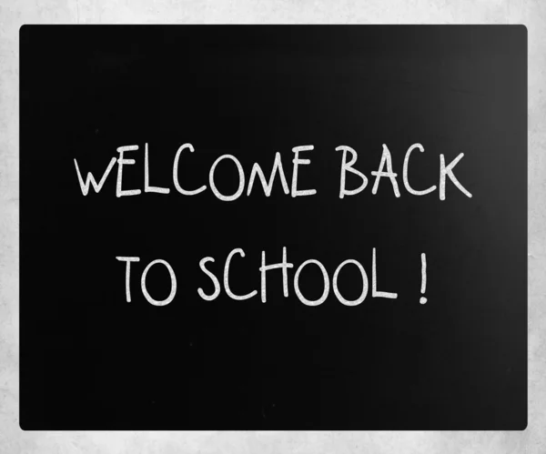"Witamy z powrotem do szkoły "odręczne z białą kredą na czarnym — Zdjęcie stockowe