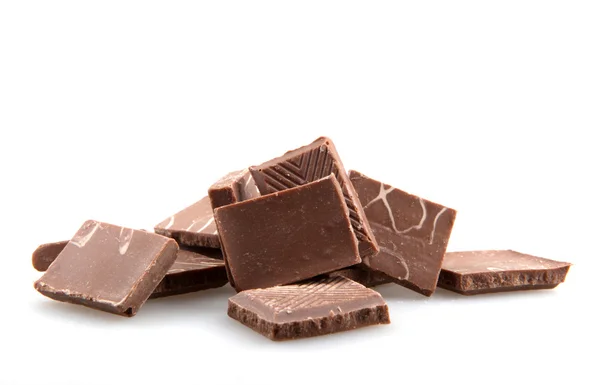 Rozbitá čokoládová tyčinka na bílém pozadí — Stock fotografie