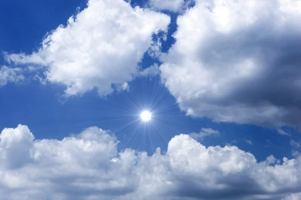 Ciel bleu avec soleil et de beaux nuages — Photo