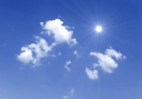 태양과 아름 다운 구름과 푸른 하늘 — 스톡 사진