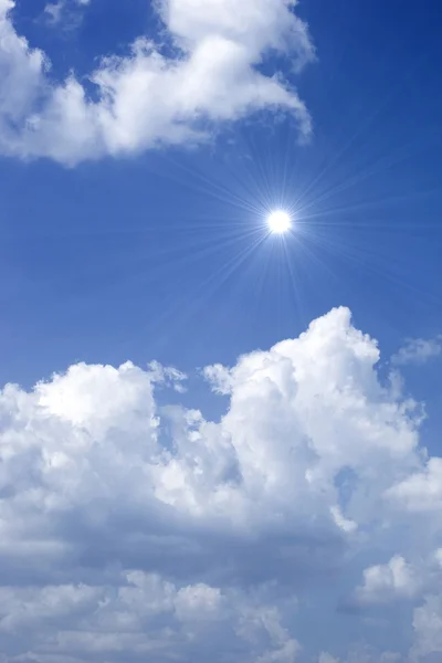 Kék ég, a nap és a gyönyörű felhők — Stock Fotó