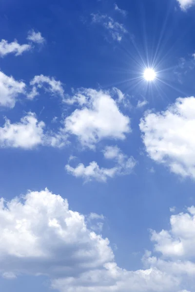 Блакитне небо з сонцем і красивими хмарами — стокове фото