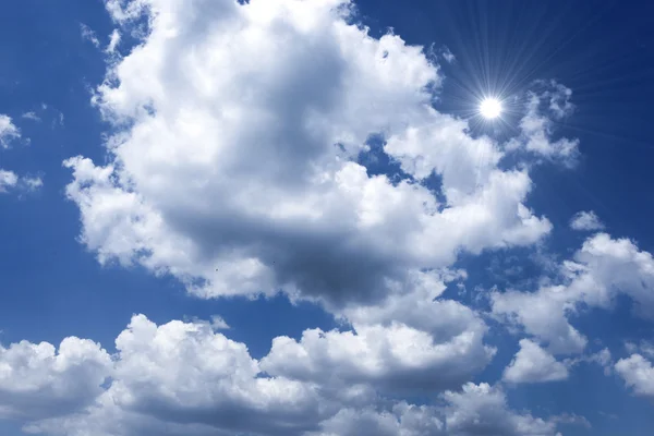 Blå himmel med sol och vackra moln — Stockfoto