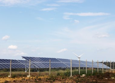 Rüzgar türbinleri üzerinde yükseklik sky