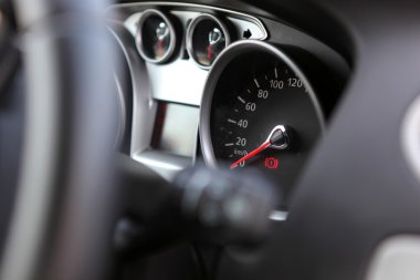 Arabayı kontrol paneli: kırmızı ve siyah bir ışıklı araba kontrol paneli