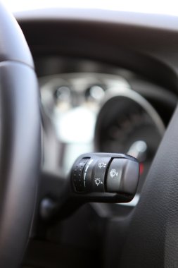 Arabayı kontrol paneli: kırmızı ve siyah bir ışıklı araba kontrol paneli