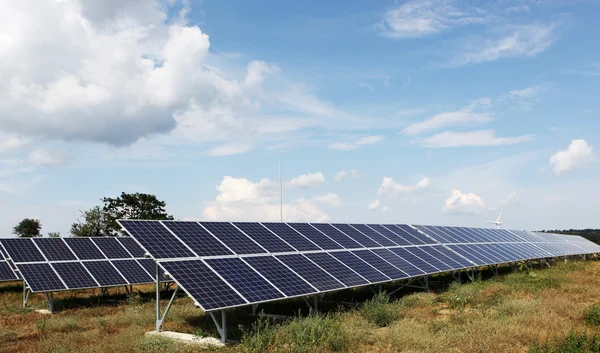 Güneş panelleri güneş enerjisi Santrali — Stok fotoğraf