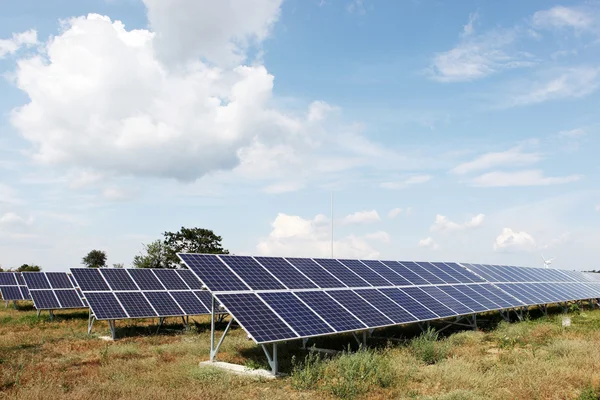 Zonnepanelen op een zonne-energiecentrale — Stockfoto