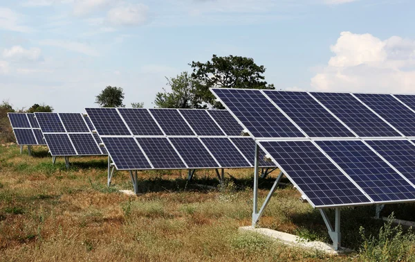 Painéis solares numa central de energia solar — Fotografia de Stock