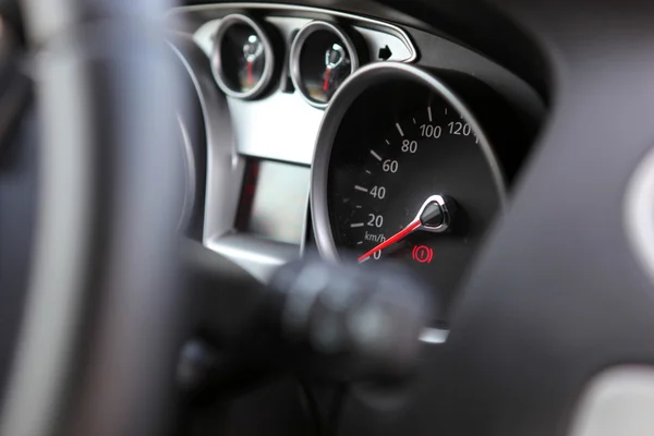 Bil dashboard: en upplyst bil instrumentpanel i rött och svart — Stockfoto
