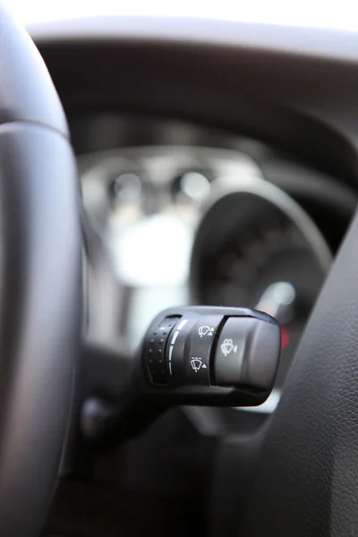 Arabayı kontrol paneli: kırmızı ve siyah bir ışıklı araba kontrol paneli — Stok fotoğraf