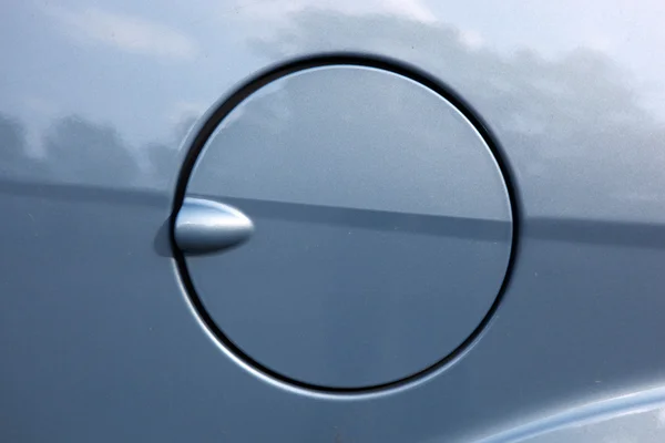 Um close-up de uma tampa tampa de gasolina em um carro moderno — Fotografia de Stock