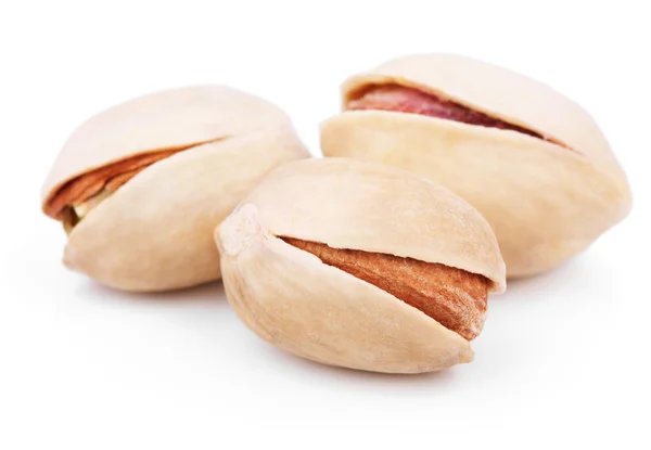 Tre pistagenötter på vit — Stockfoto