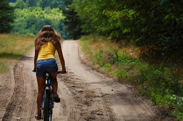 Chica con la bicicleta — Foto de Stock