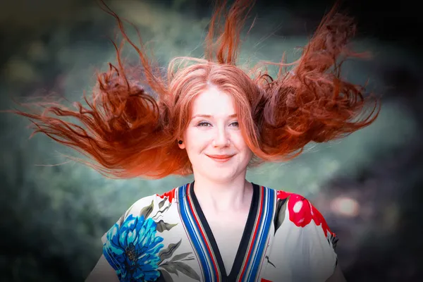 Vackra redhead utomhus — Stockfoto