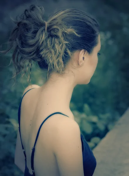 Der Rücken der jungen Frau in romantischem Licht — Stockfoto