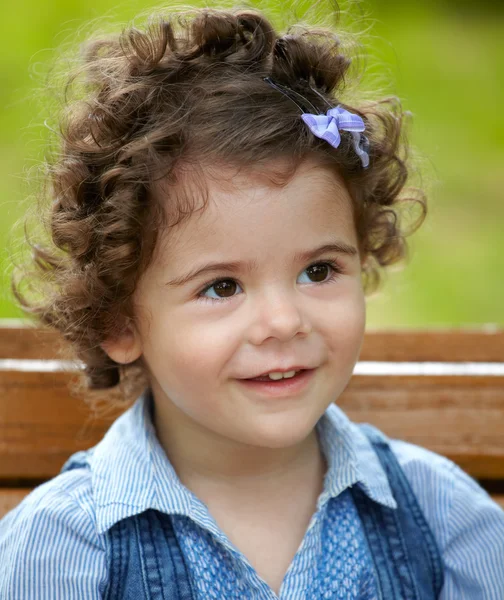 Baby meisje portret buiten in het voorjaar van — Stockfoto
