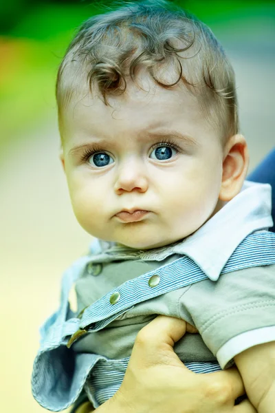 Vážné baby boy portrét, vintage pocit — Stock fotografie