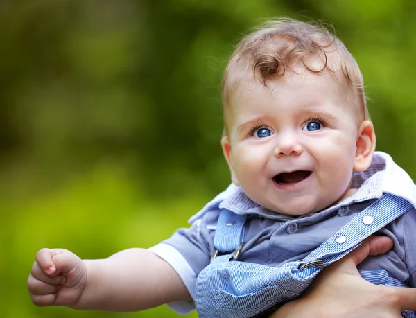 Baby jongen portret buiten — Stockfoto