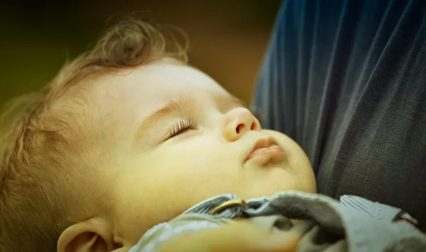 Huzur içinde uyuyan bir bebek — Stok fotoğraf