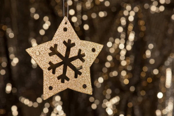 Kunstmatige sneeuwvlok in goud — Stockfoto