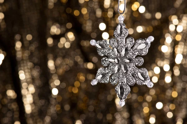 Искусственная снежинка из серебра — стоковое фото
