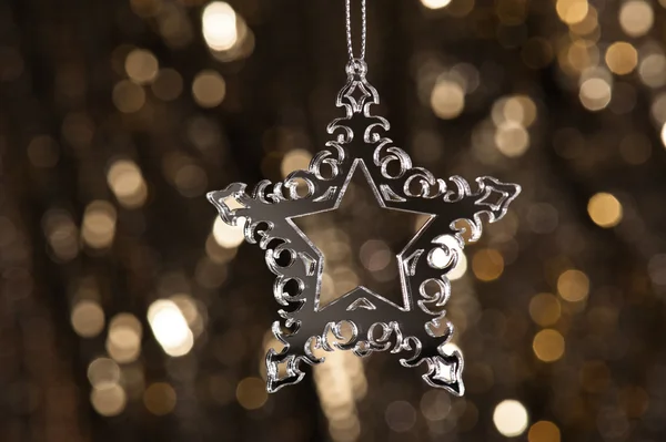ミラー効果のクリスマス ツリーの飾り — ストック写真