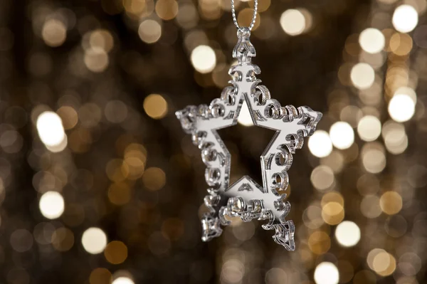 ミラー効果のクリスマス ツリーの飾り — ストック写真