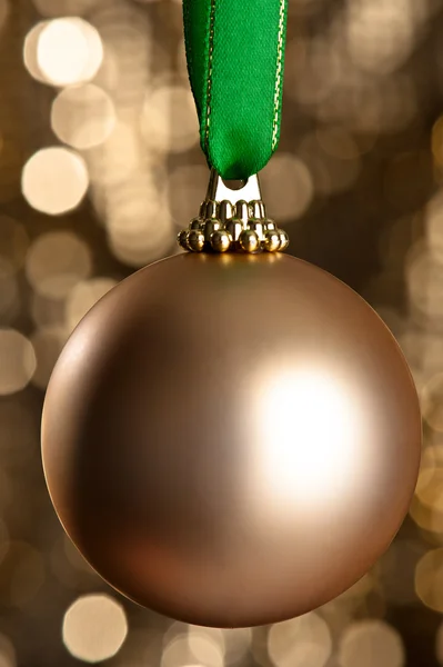 ゴールドのキラキラを目の前に 1 つのゴールデン クリスマス安物の宝石 — ストック写真