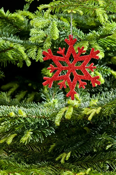 Rode (kunstmatige) sneeuwvlok ornament — Stockfoto