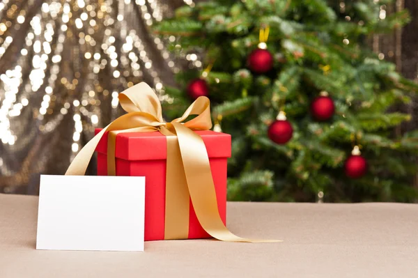 Weihnachtsgeschenk mit weißer Karte — Stockfoto