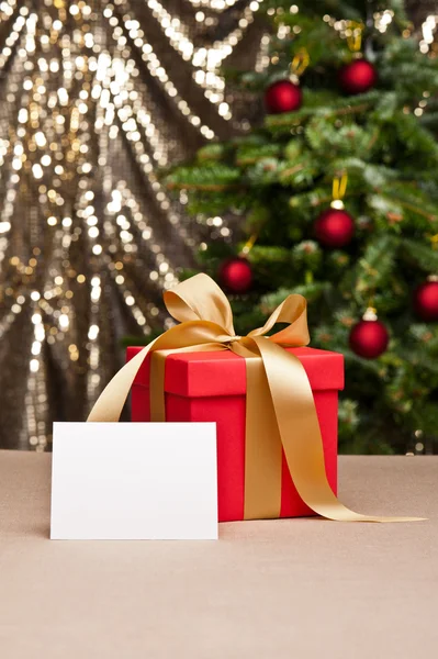 Vánoční dárek s bílou kartu — Stock fotografie