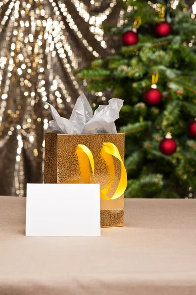 Noel hediye çanta beyaz kart ile — Stok fotoğraf