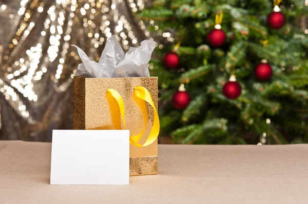 Різдвяний подарунковий пакет з білою карткою — стокове фото