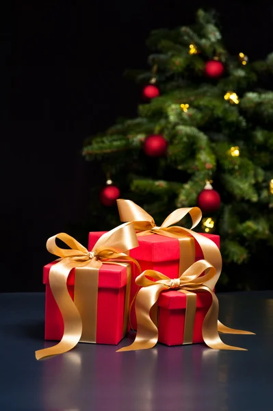 Üç Altın şerit hediyelerle — Stok fotoğraf