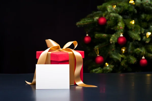 Karácsonyi ajándék, fehér kártya — Stock Fotó