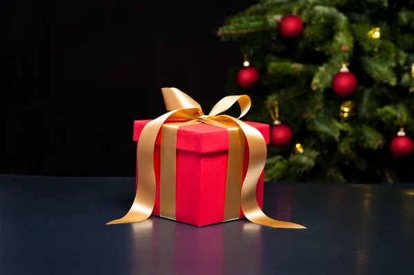 One present with gold ribbon — Stock Photo, Image