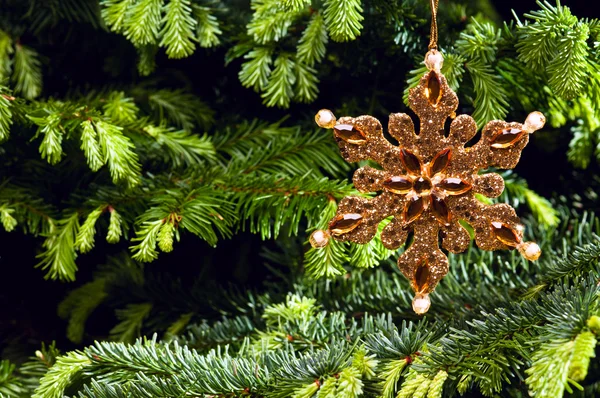 金の形のクリスマスの飾りをつ星します。 — ストック写真